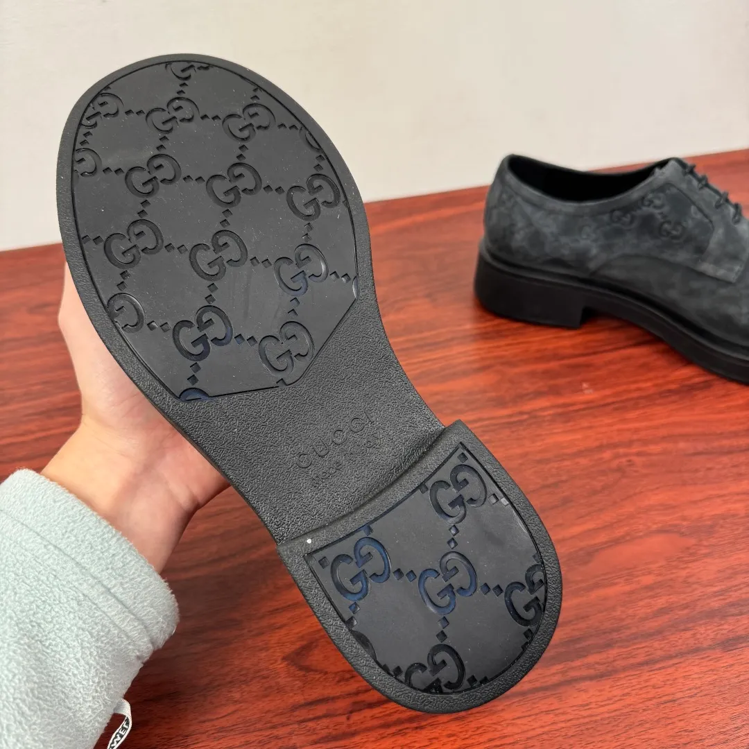Batch 800 Gucci/Gucci new men's lace-up shoes with GG details, suede leather derby shoes! Rooted in the brand's heritage, these men's lace-up shoes are crafted from suede calfskin and embellished with GG-print embossed suede details in homage to Gucci's iconic monogram. The rubber sole decorated with GG pattern adds a touch of modern fashion to this design. Typical three-joint style design. European and American classic version, full calfskin lining. The overall upper texture is soft and the lining is comfortable and breathable. 2CM thickened soft rubber sole, easy to control. Versatile and stylish upper foot, multiple colors available to meet different matching needs, complete package! Size: 39-40-41-42-43-44 leather shoe size (can be customized to 38.45) Item number: 7826Z suede gray